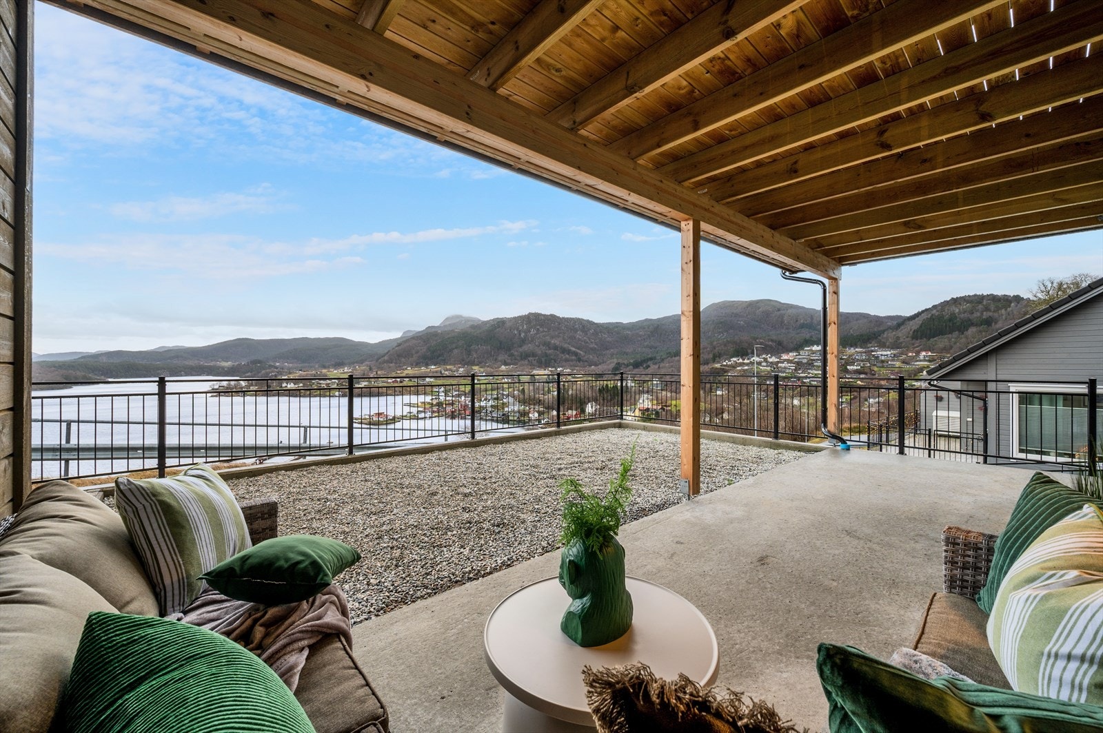 Her har du rikelig med flotte uteareal som du vil nyte godt av på finværsdagene. Galleribilde