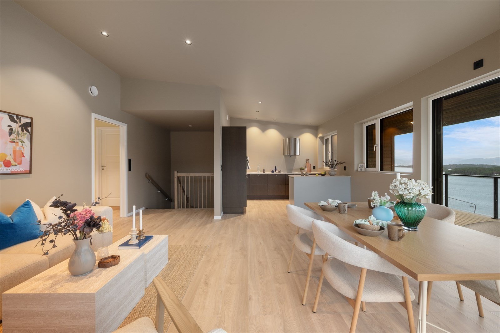 Åpen stue-/kjøkken løsning. Galleribilde