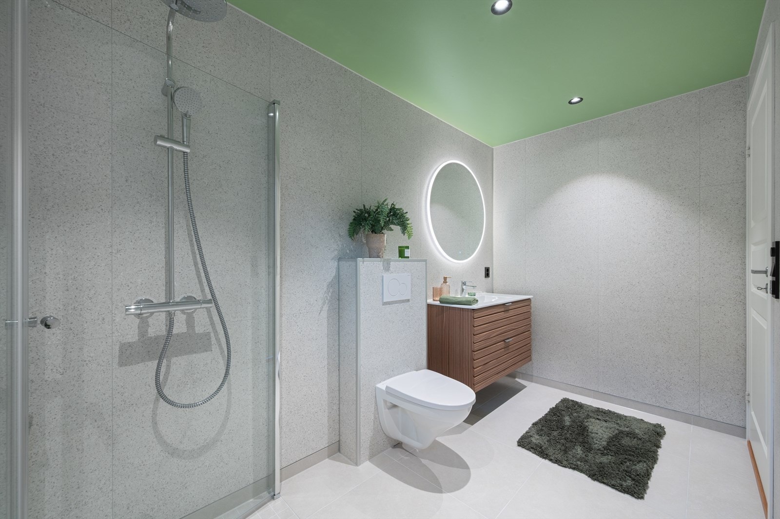 Det er baderomsplater på vegg og fliser med varmekabler på gulv. Galleribilde