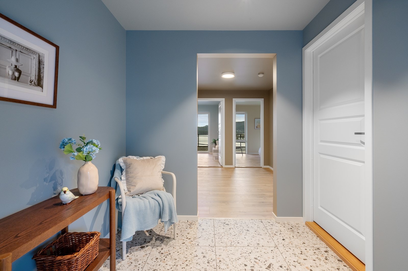 Lys og romslig entré med god plass til oppheng av yttertøy. Galleribilde