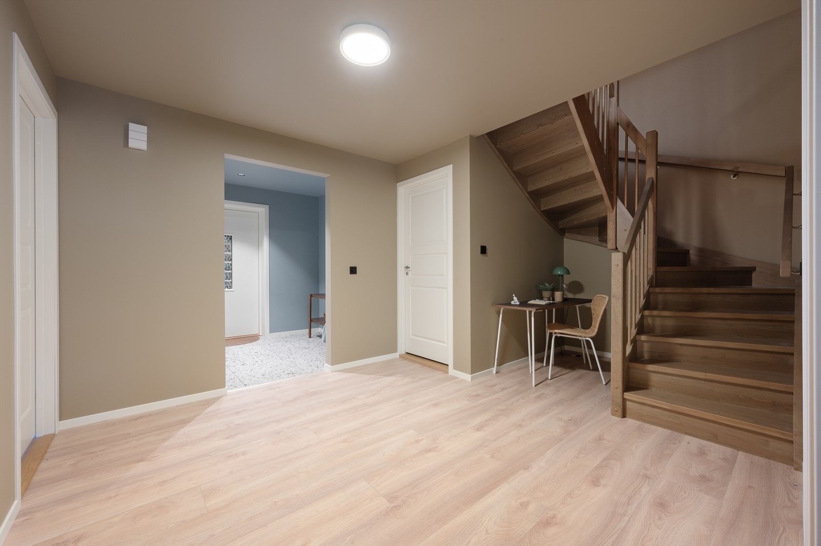 En moderne bolig med praktisk planløsning. Galleribilde