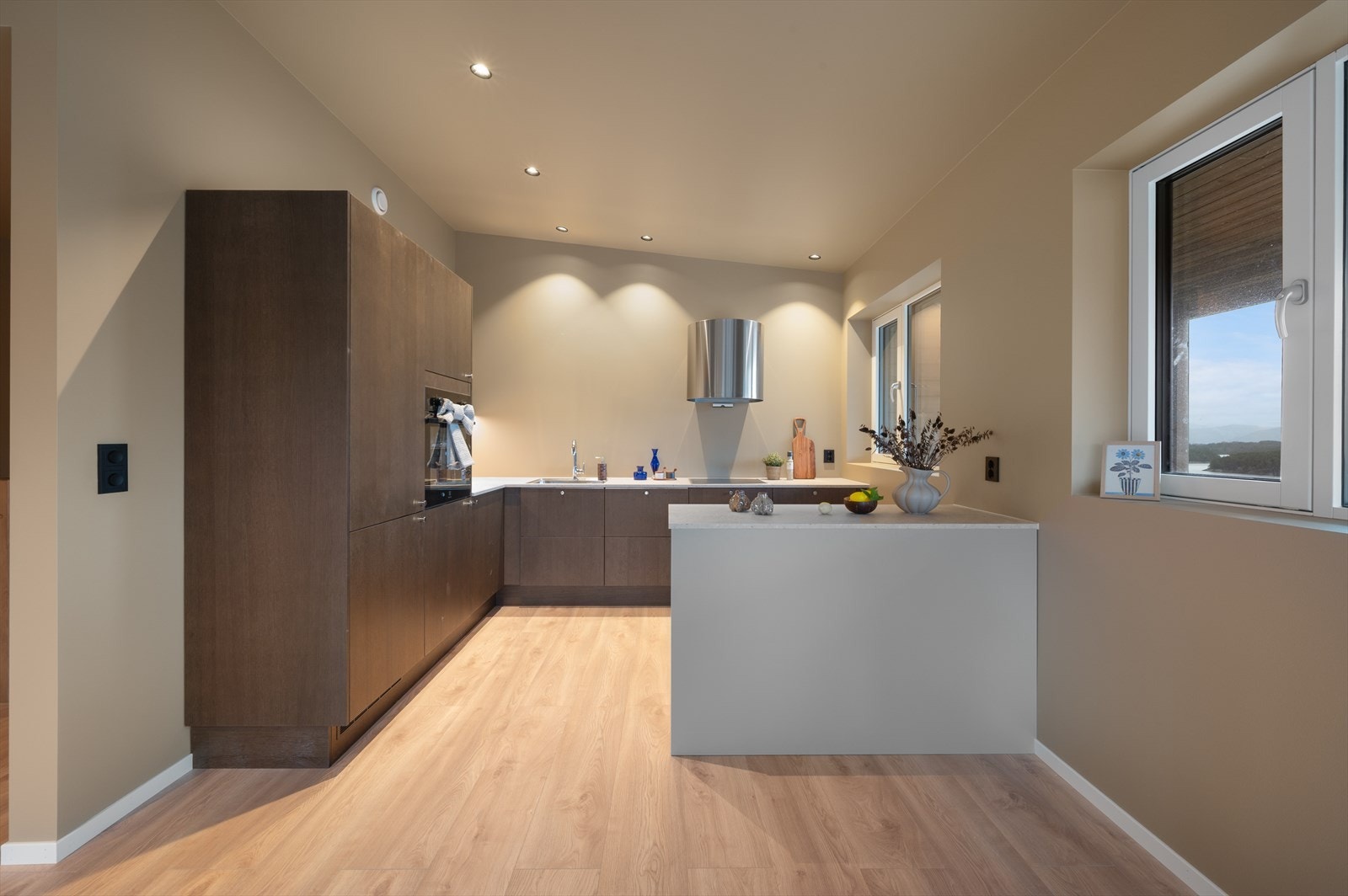 Kjøkkenløsningen leveres av norske Sigdal kjøkken og er av typen Favn Nøtt . Galleribilde