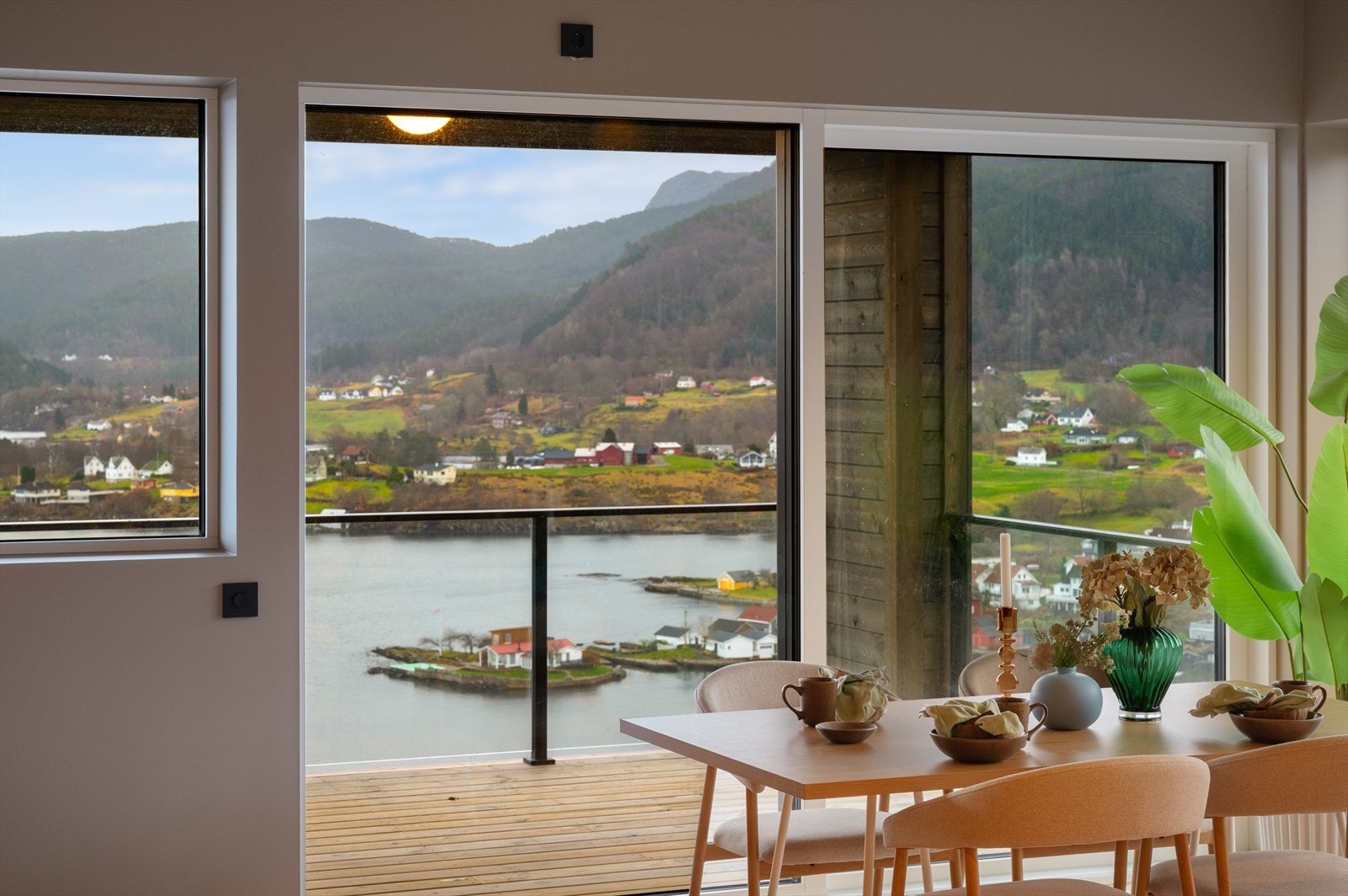 Fra stuen er det utgang til balkong. Galleribilde