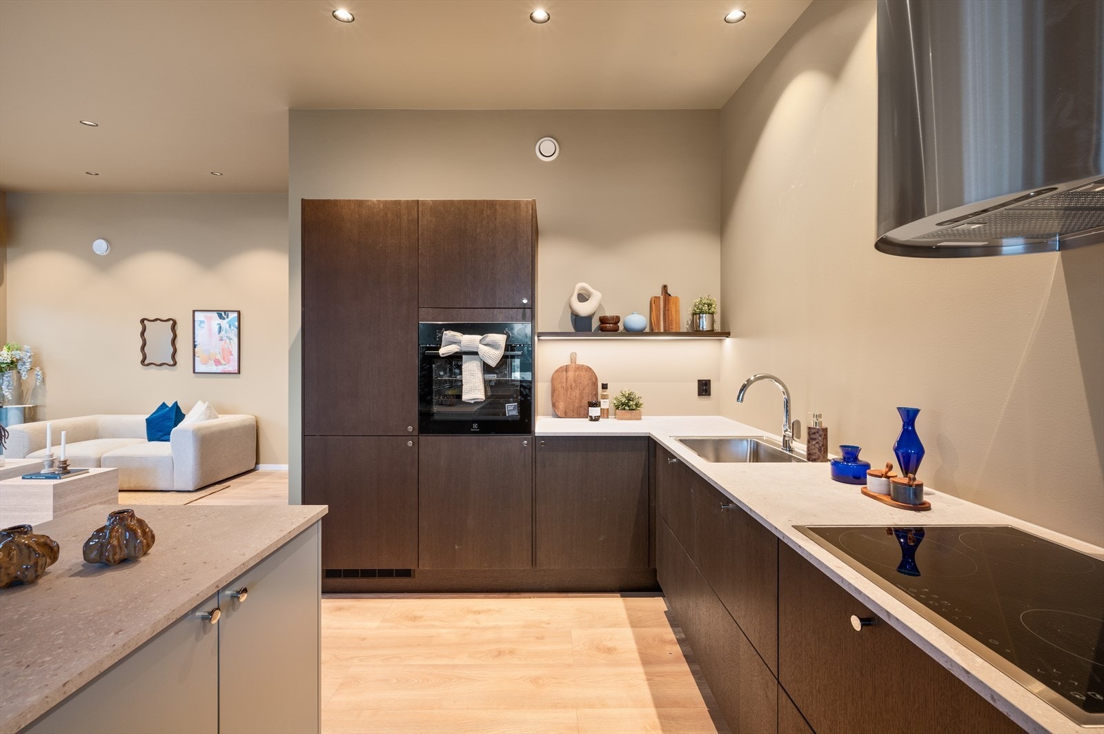 Kjøkkenet leveres med stekeovn, koketopp og oppvaskmaskin fra Electrolux. Galleribilde