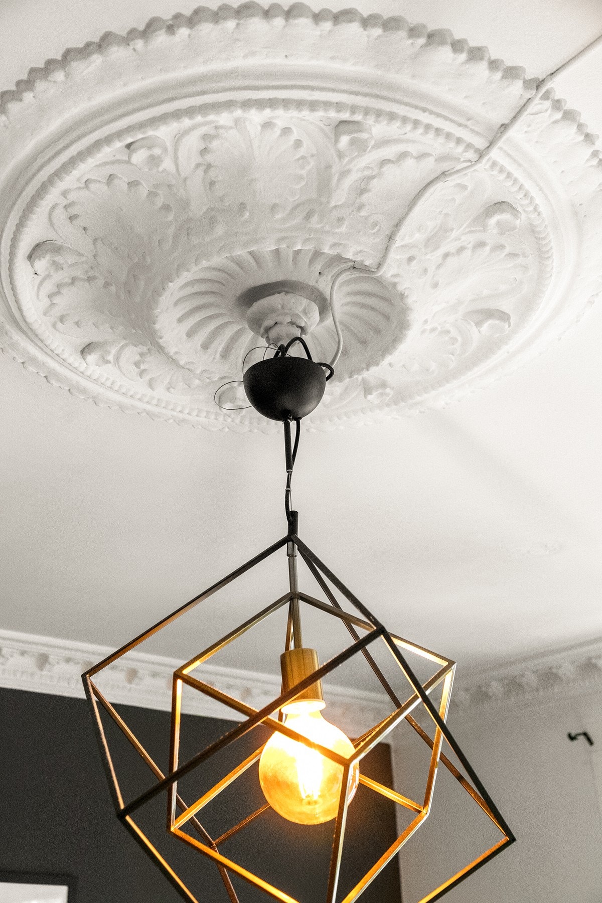 Klassiske detaljer som rosett og stukkatur. Galleribilde