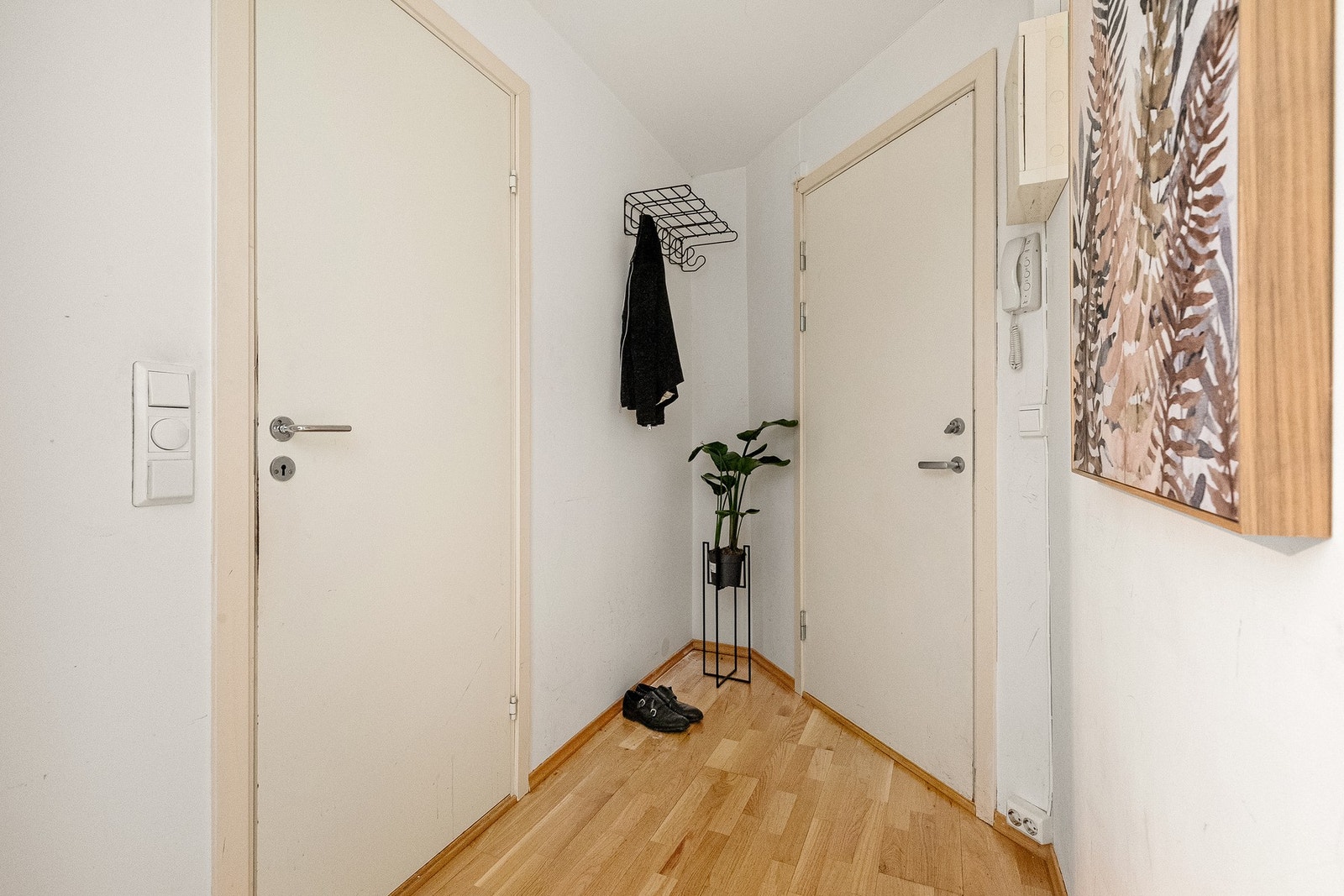 Bred og praktisk gang, hvor man har tilgang bad. God plass til av -og påkledning. Galleribilde