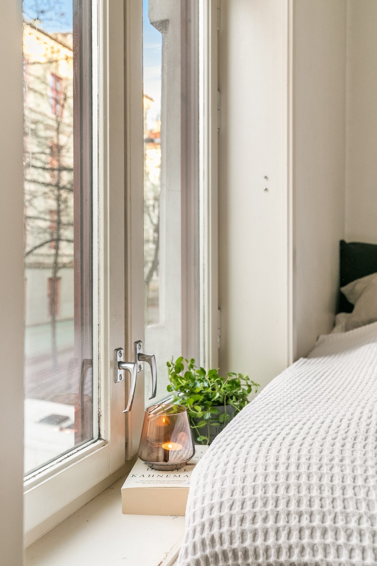 Stort vindu med brede vinduskarmer vendt ut mot trafikrolig gate. Galleribilde