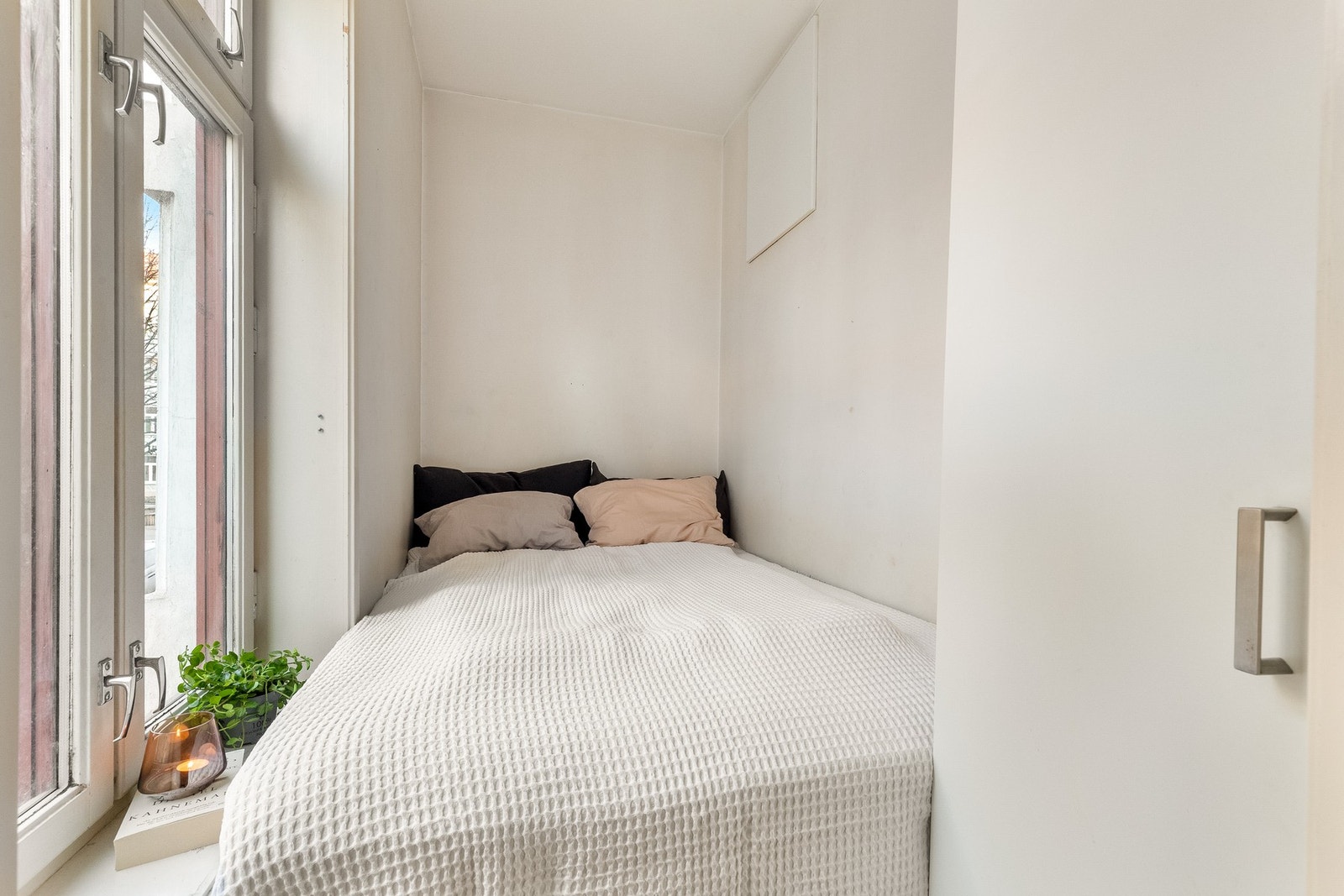 Innredet rom med garderobeskap og plass til seng. Galleribilde