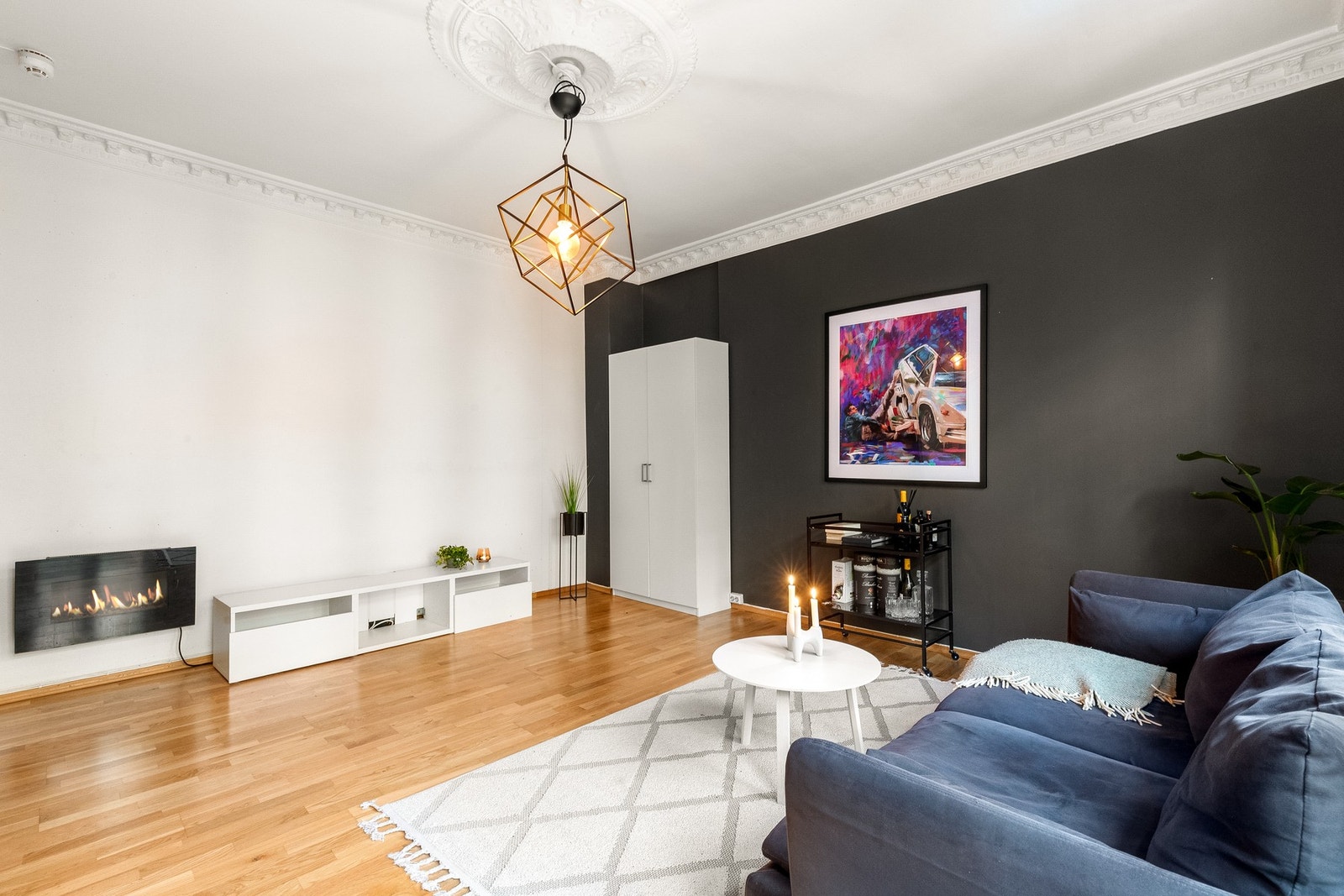 Romslig oppholdsrom som kan innredes med flere soner. Galleribilde