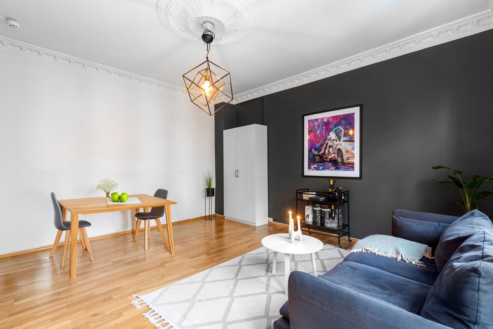 Innred med for eksempel liten spisegruppe. Spisegruppe er digitalt stylet og avvik kan forekomme. Galleribilde