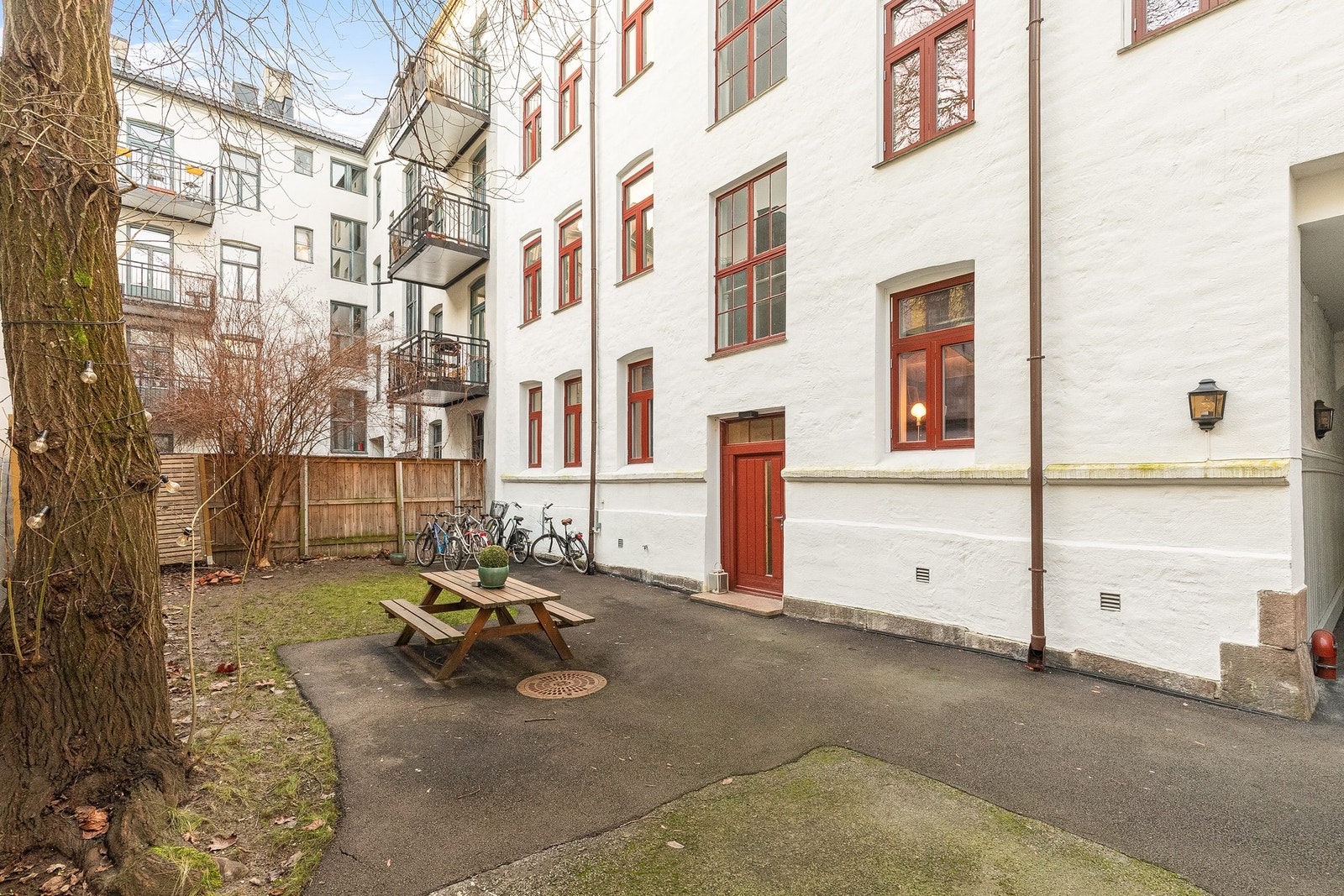 Opparbeidet gårdsrom hvor man kan invitere til større sosiale sammenkomster. Galleribilde