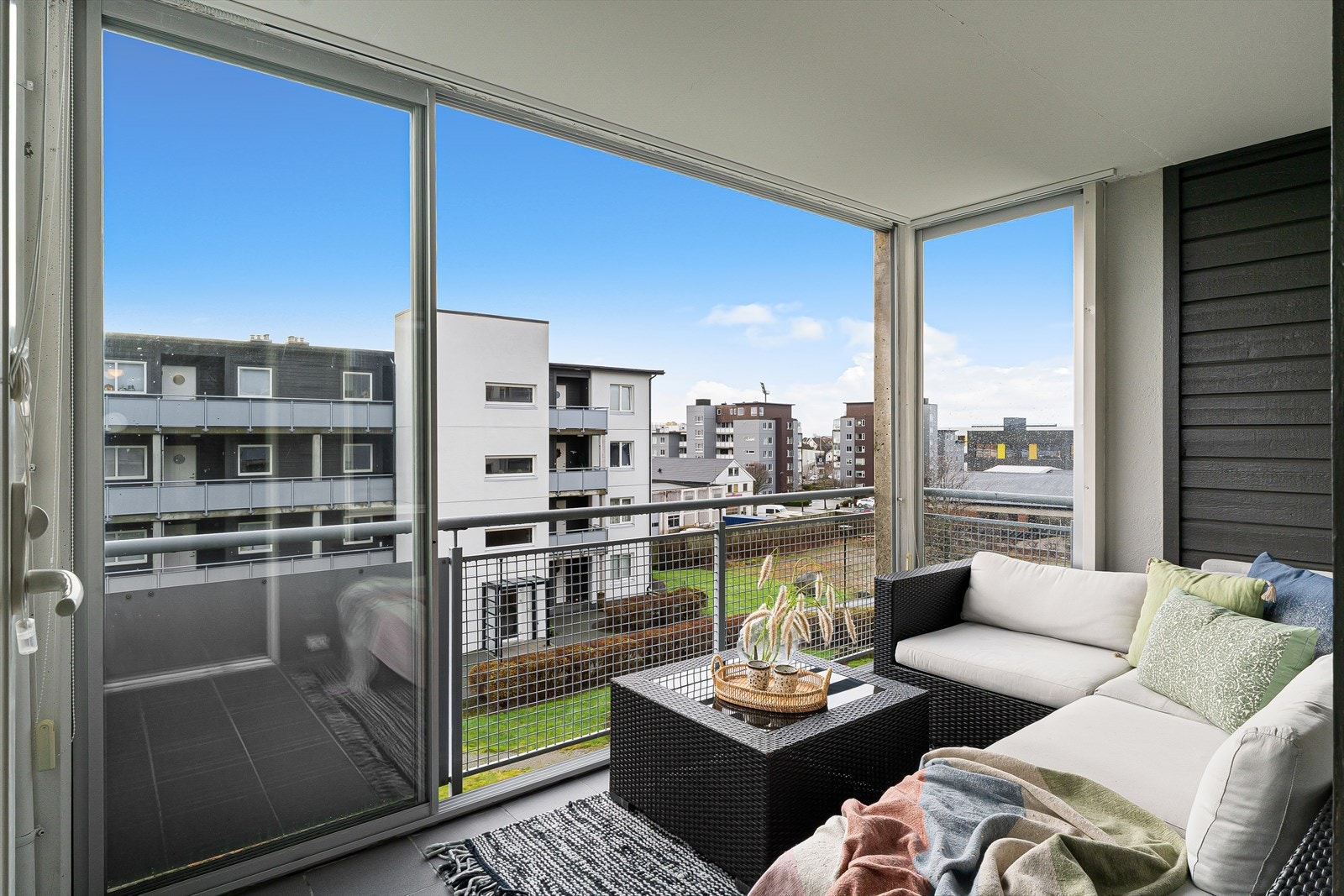 Romslig inneglasset balkong med gode solforhold. Galleribilde