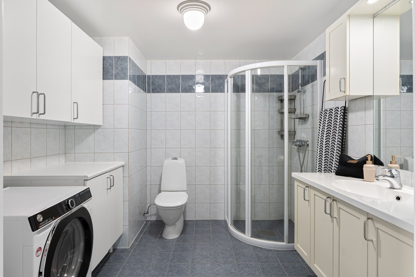 Badet har fliser på vegger og gulv med varmekabler i gulv. Galleribilde