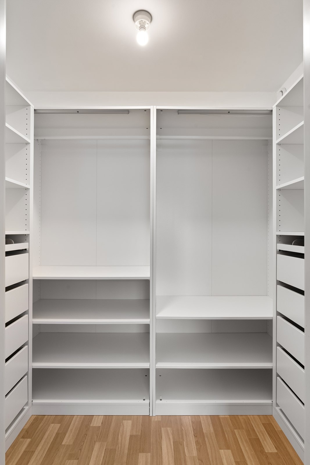 Walk in closet med tilgang fra hovedsoverom. Galleribilde