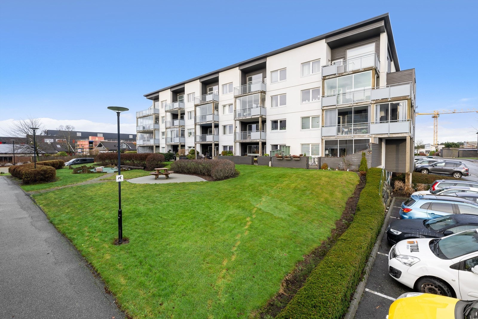 Leiligheten ligger i 3. etasje og ligger sørvendt. Stort opparbeidet uteområde. Galleribilde