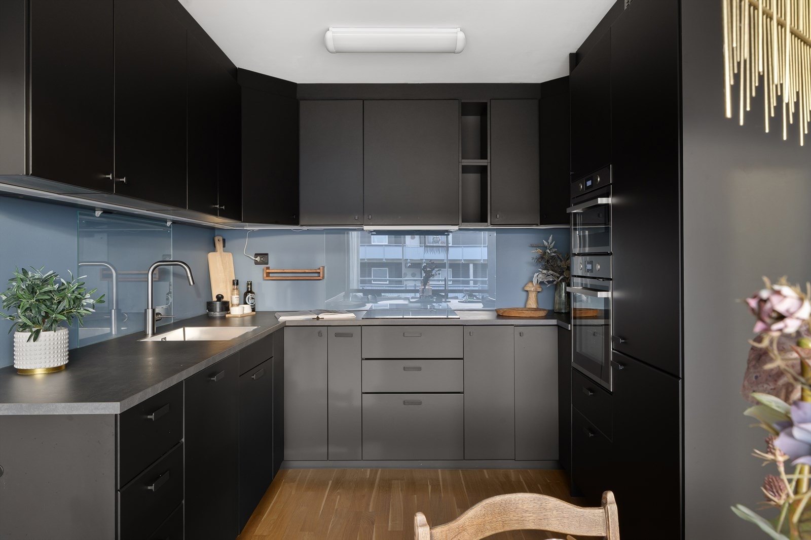 Kjøkkenet har kombinert kjøleskap og frys, stekeovn, mikrobølgeovn, koketopp og oppvaskmaskin. Alt er integrert og medfølger leilighet. Galleribilde