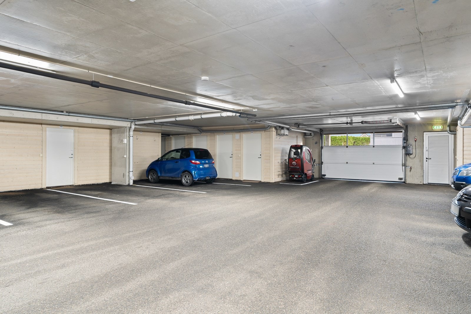 Parkering i lukket garasje med tilhørende bod. Galleribilde