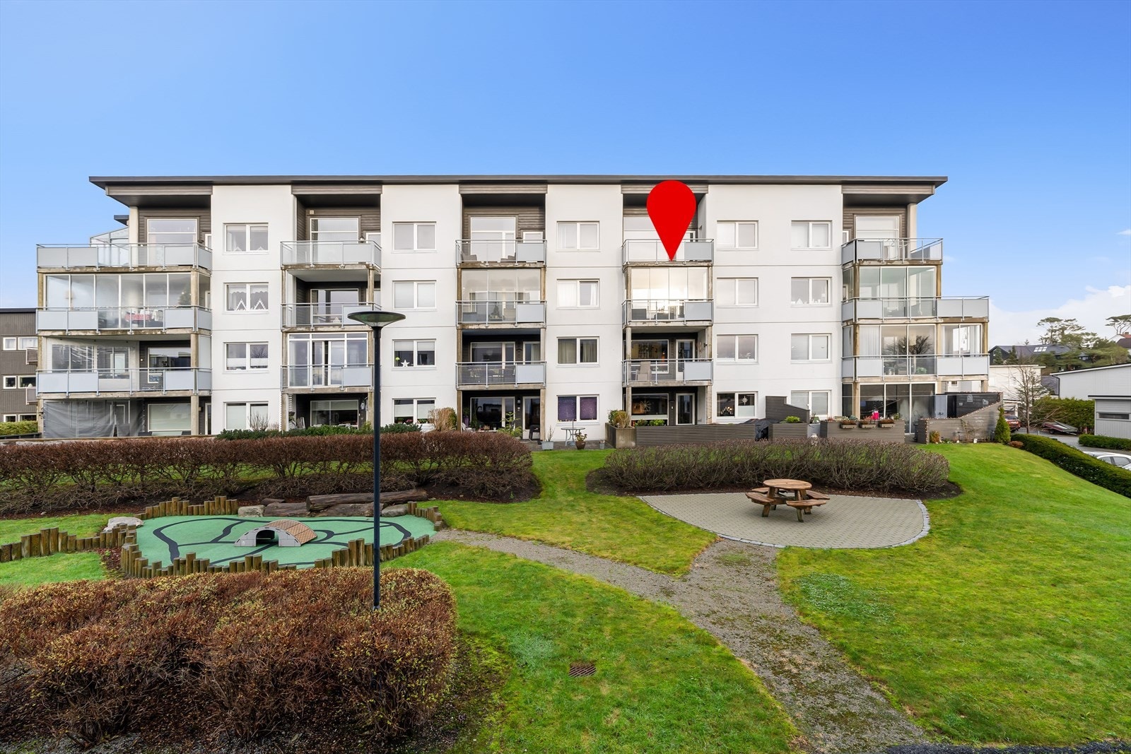 Mauritz Kartevolds veg 15 presenteres av Leon Høyland i EiendomsMegler 1 Jærmegleren. Foto: Eivind Dirdal. Galleribilde