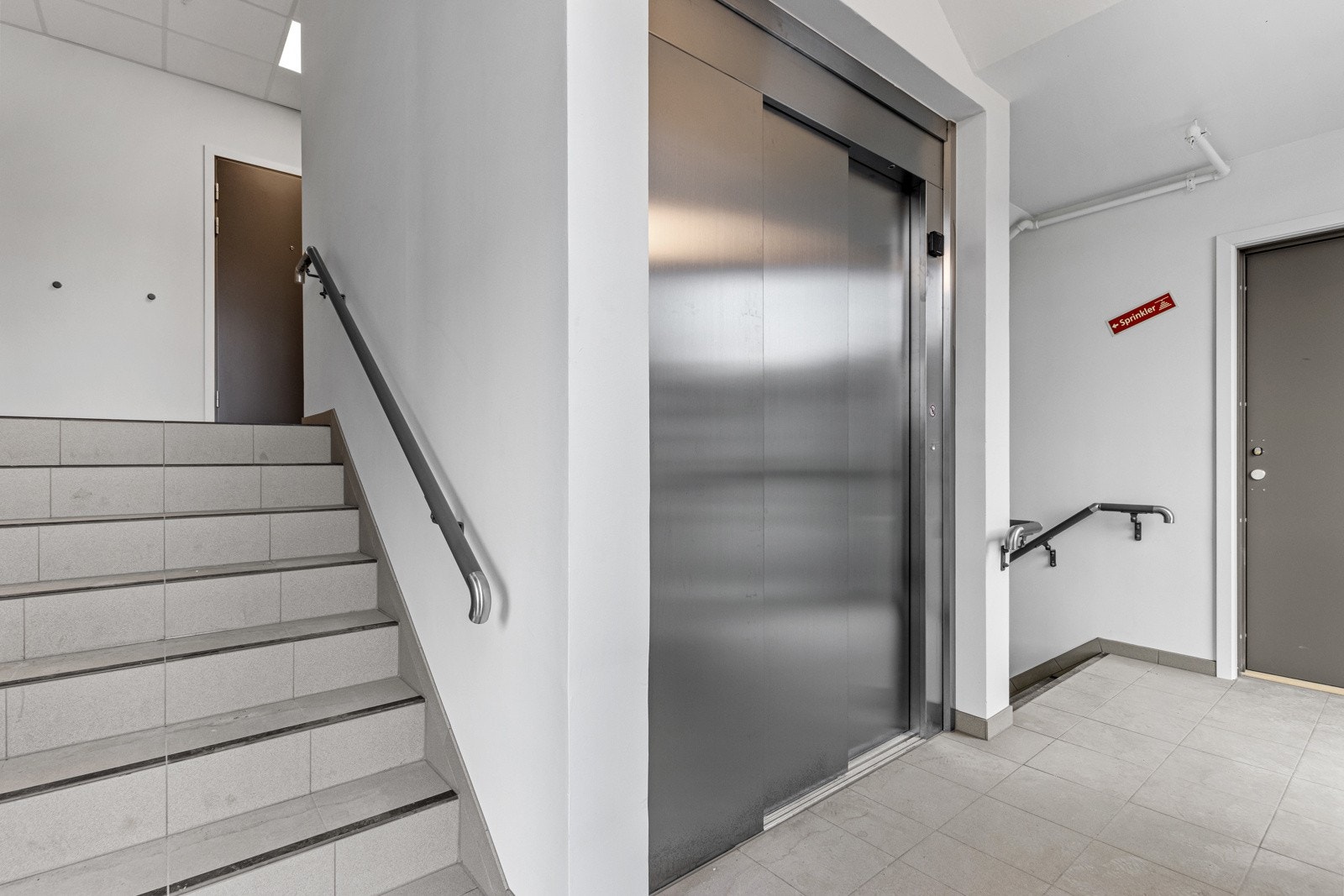 Heis som tar deg fra parkeringskjeller og opp til leiligheten. Galleribilde