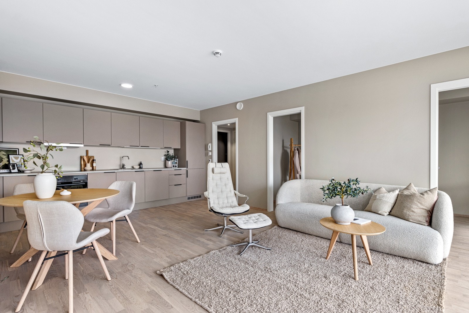 Leiligheten varmes opp med vannbåren gulvvarme som er inkludert i felleskostnadene. Galleribilde