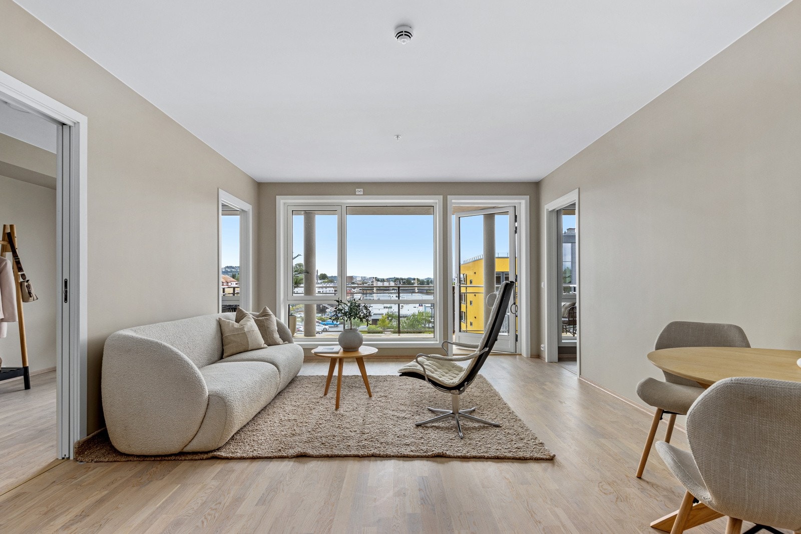 Uttak for kabel-tv og internett i stue. Dette er også inkludert i felleskostnadene. Galleribilde