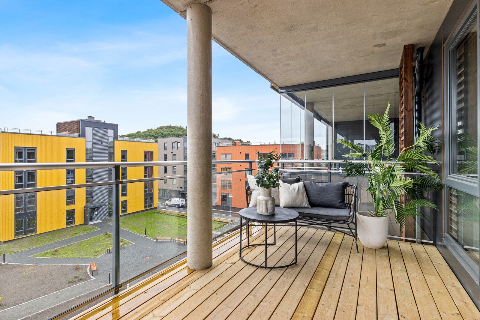 Sol fra tidlig formiddag til sent på ettermiddag/kveld. Galleribilde