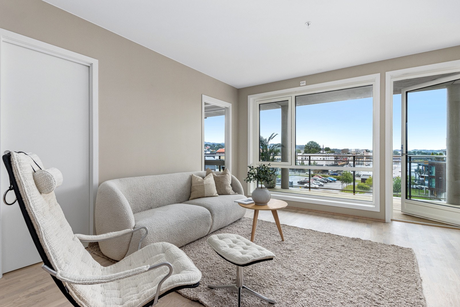 Store vindusflater som slipper inn masse dagslys. Galleribilde