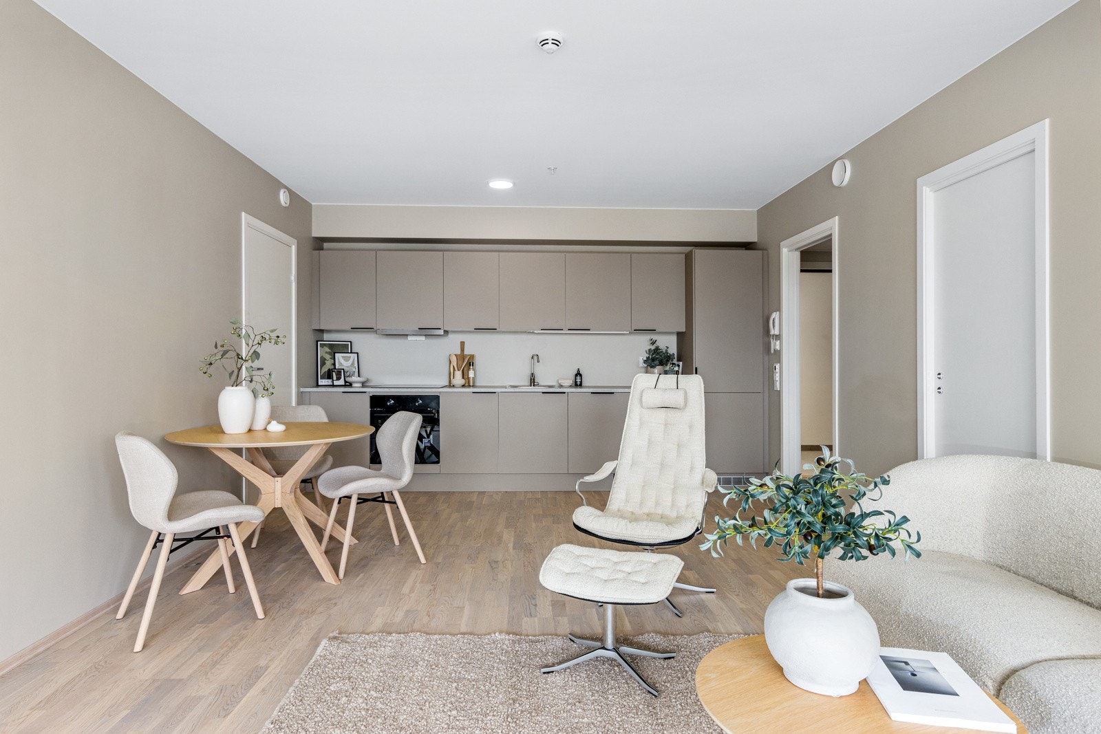 Stue og kjøkken i åpen løsning. Galleribilde