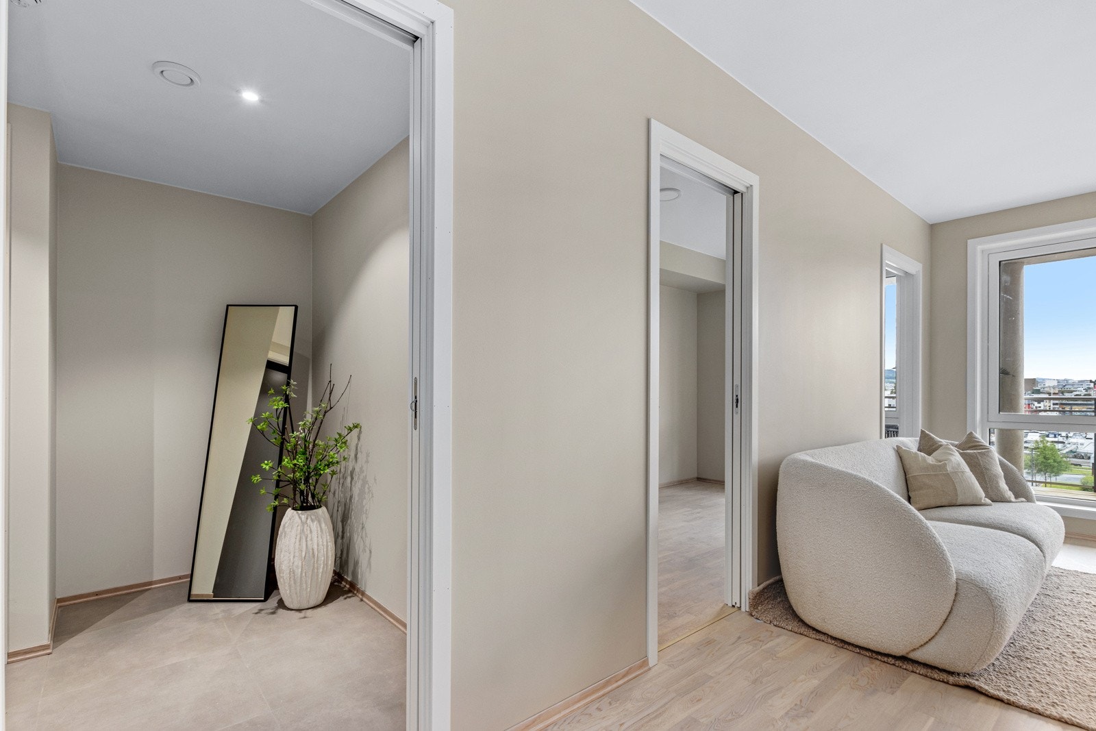 Entrè/gang med plass for garderobe. Galleribilde