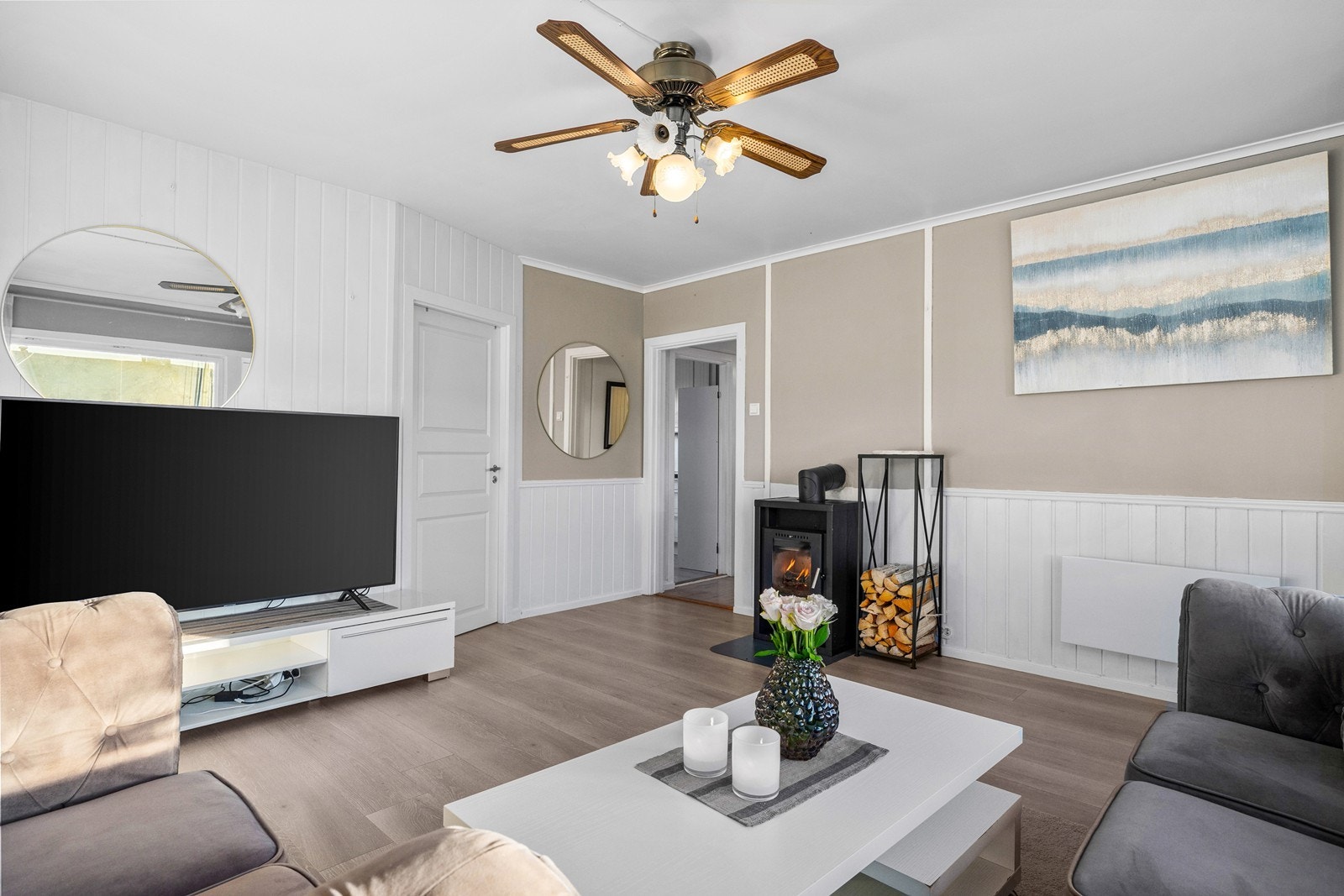 Stue med effektiv vedovn Galleribilde