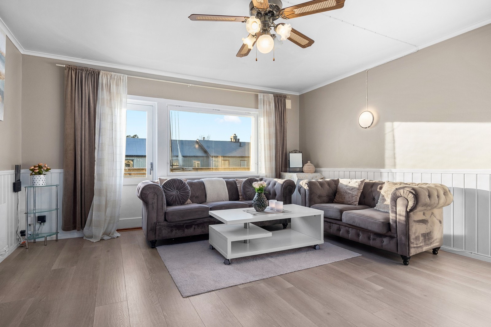 Stue med utgang til solrik balkong Galleribilde