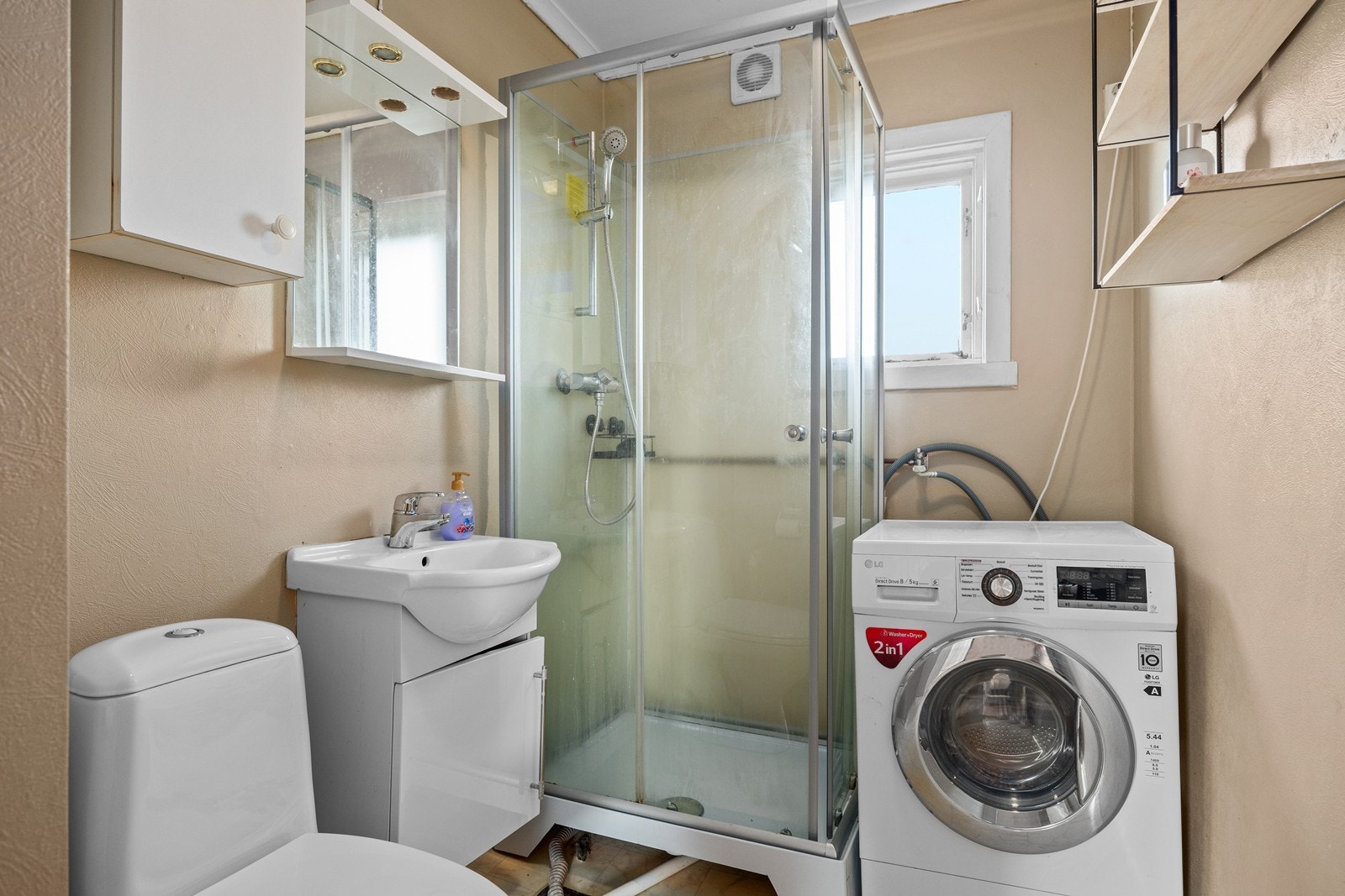 Bad med dusjkabinett og opplegg til vaskemaskin Galleribilde