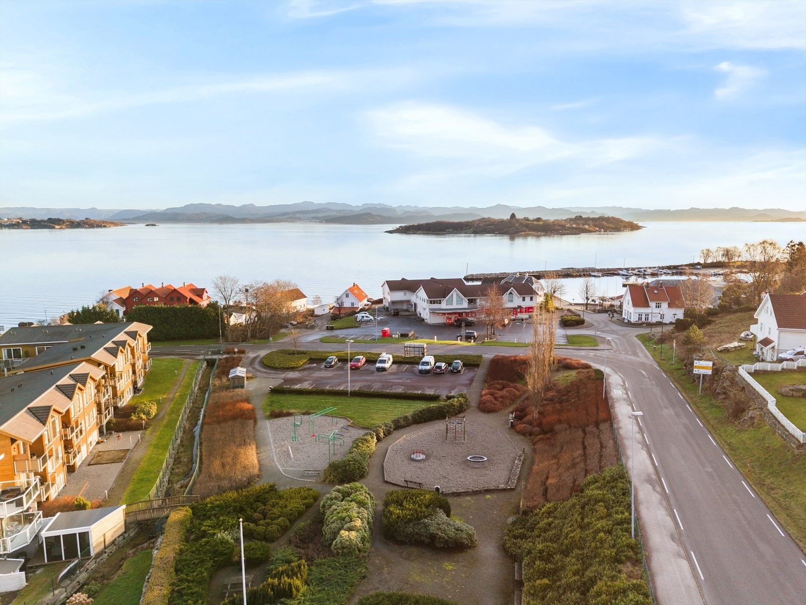 Leiligheten ligger sentralt til på Østhusvik, kort vei til dagligvarebutikk, barnehage, båthavn og flotte turområder. Like nedenfor dagligvarebutikken finner en også Østhusvik båthavn, her er det gjestehavn og båtplasser. Galleribilde