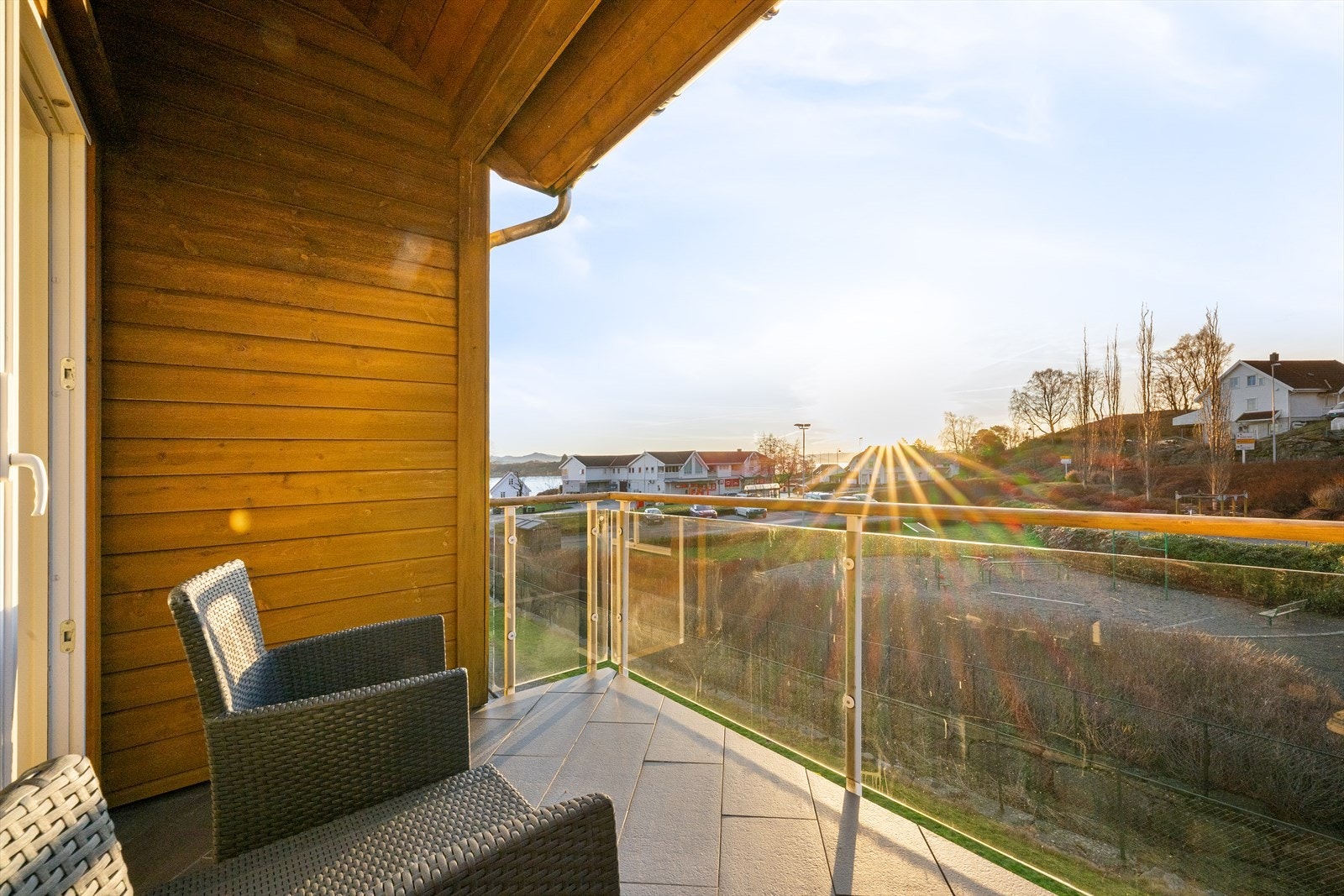 Solrik balkong med utsikt. Galleribilde