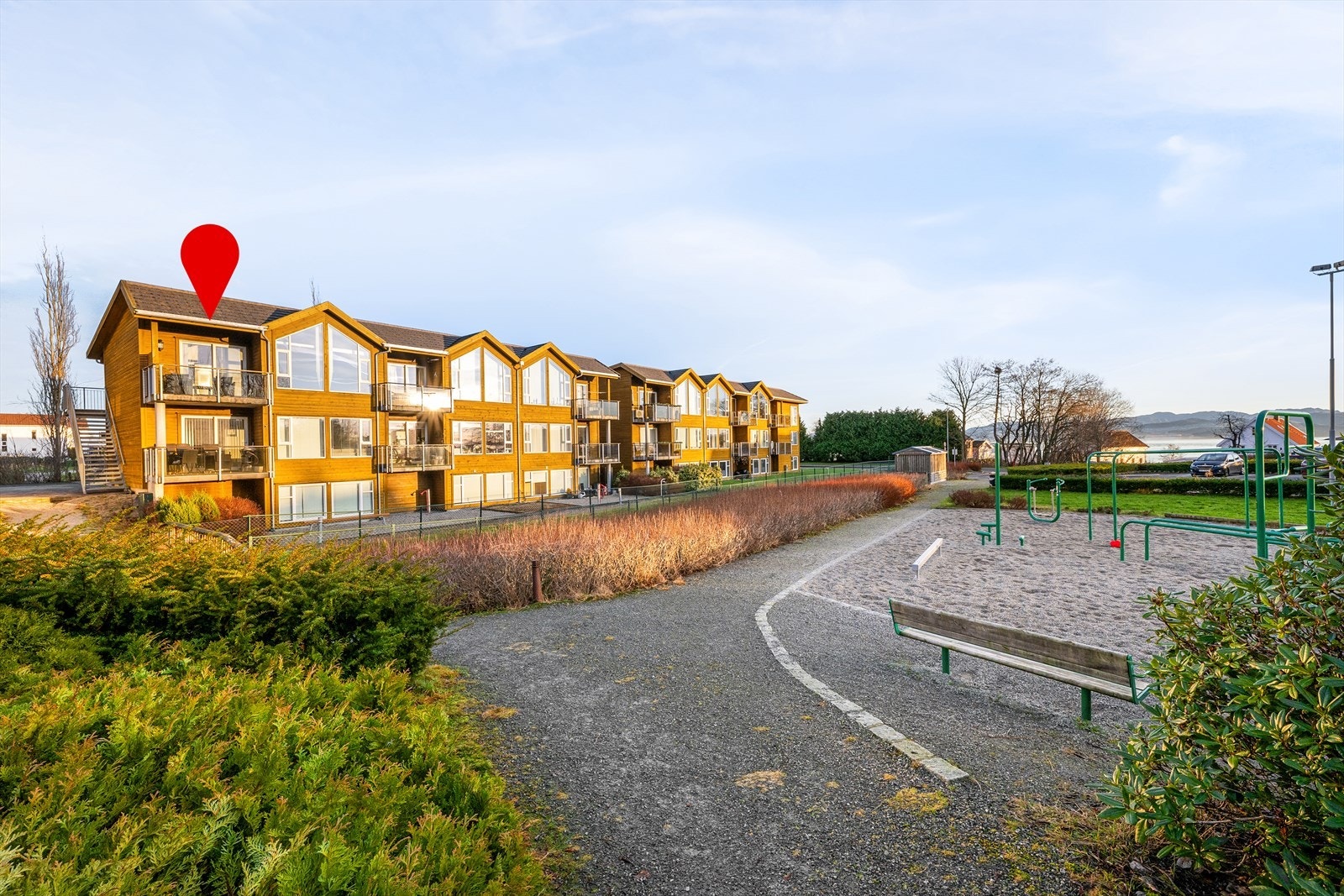 Flott og lys selveierleilighet i enden/toppetasjen. Parkering i lukket anlegg med bod. Balkong. Fine turområde ved sjøen. Galleribilde