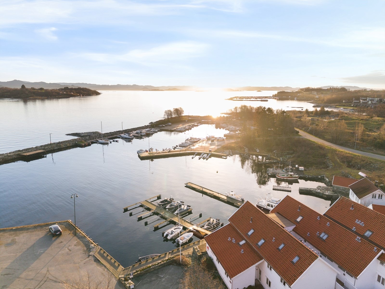 Nær dagligvarebutikk, barnehage og serveringssteder. Like nedenfor dagligvarebutikken finner en også Østhusvik båthavn, her er det gjestehavn og båtplasser. For utfyllende informasjon se foreningens egen hjemmeside, www.osthusvikbatforening.no Galleribilde