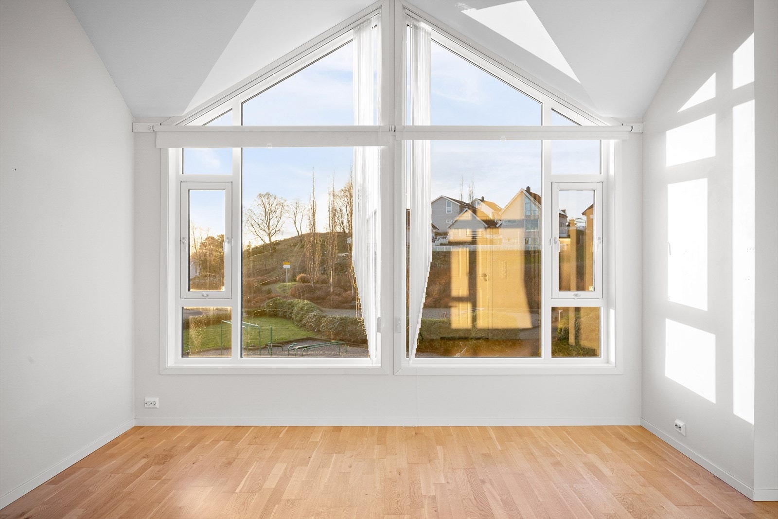 Meget god takhøyde i stuen. Galleribilde