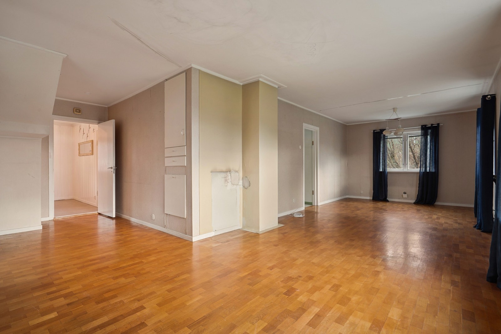 I stuen er det mursteinspipe uten fastmontert ildsted Galleribilde