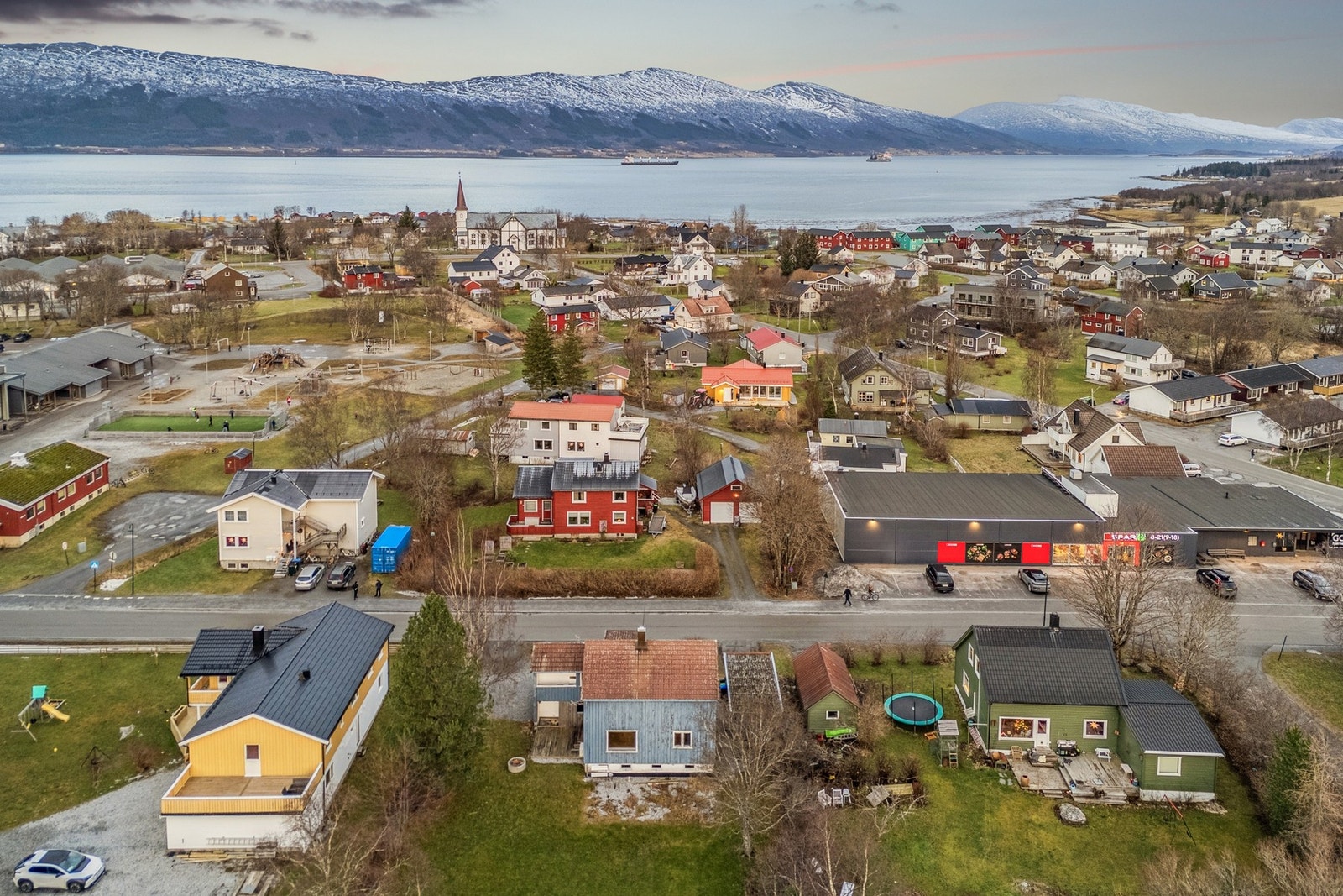 Boligen ligger svært sentralt på Nesna med kort avstand til butikk, skole og barnehage Galleribilde