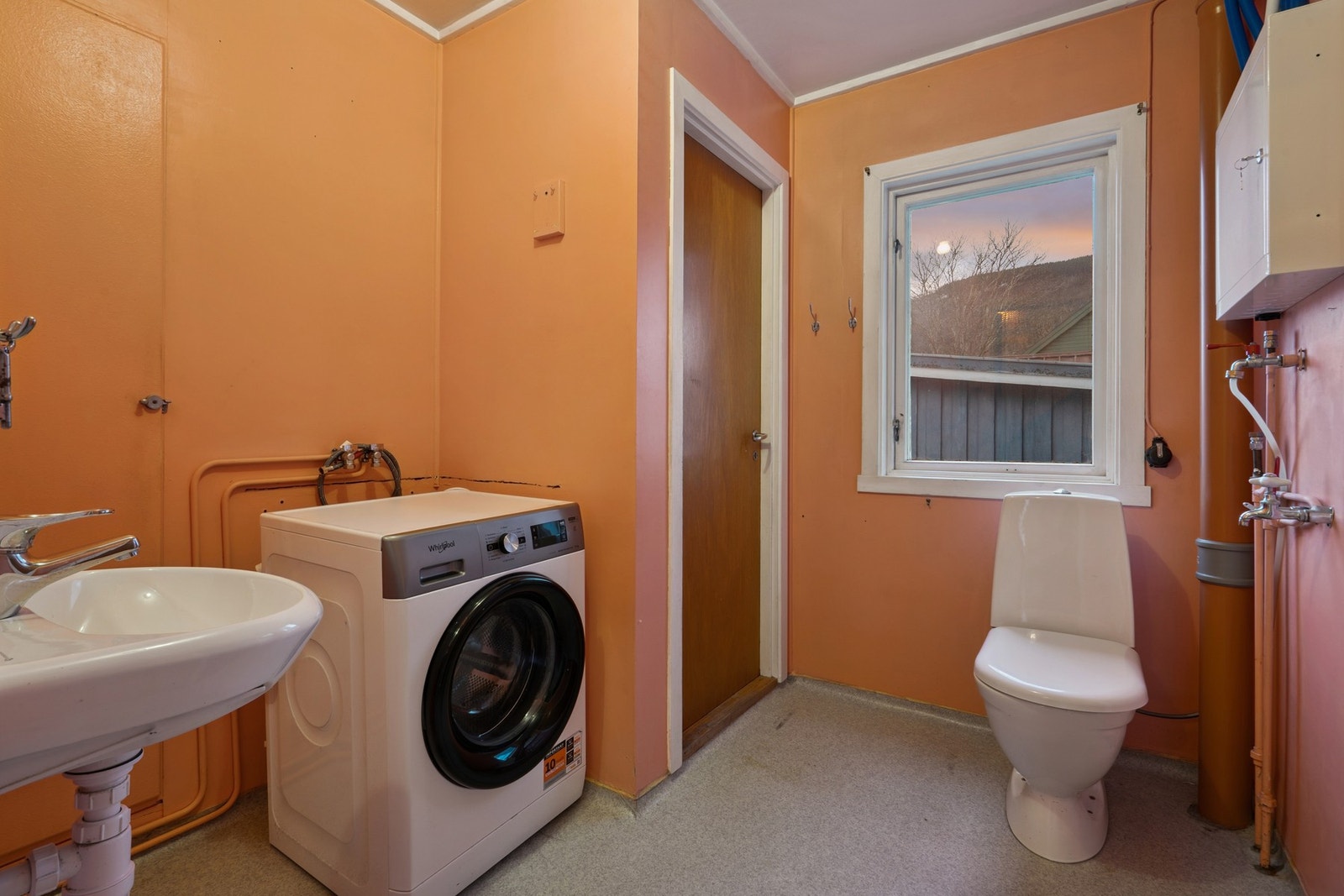 Badet er innredet med toalett og servant Galleribilde