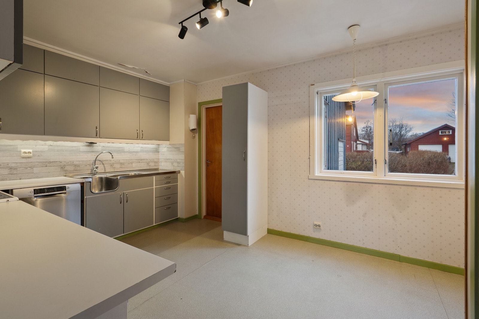 Et romslig kjøkken av eldre dato Galleribilde