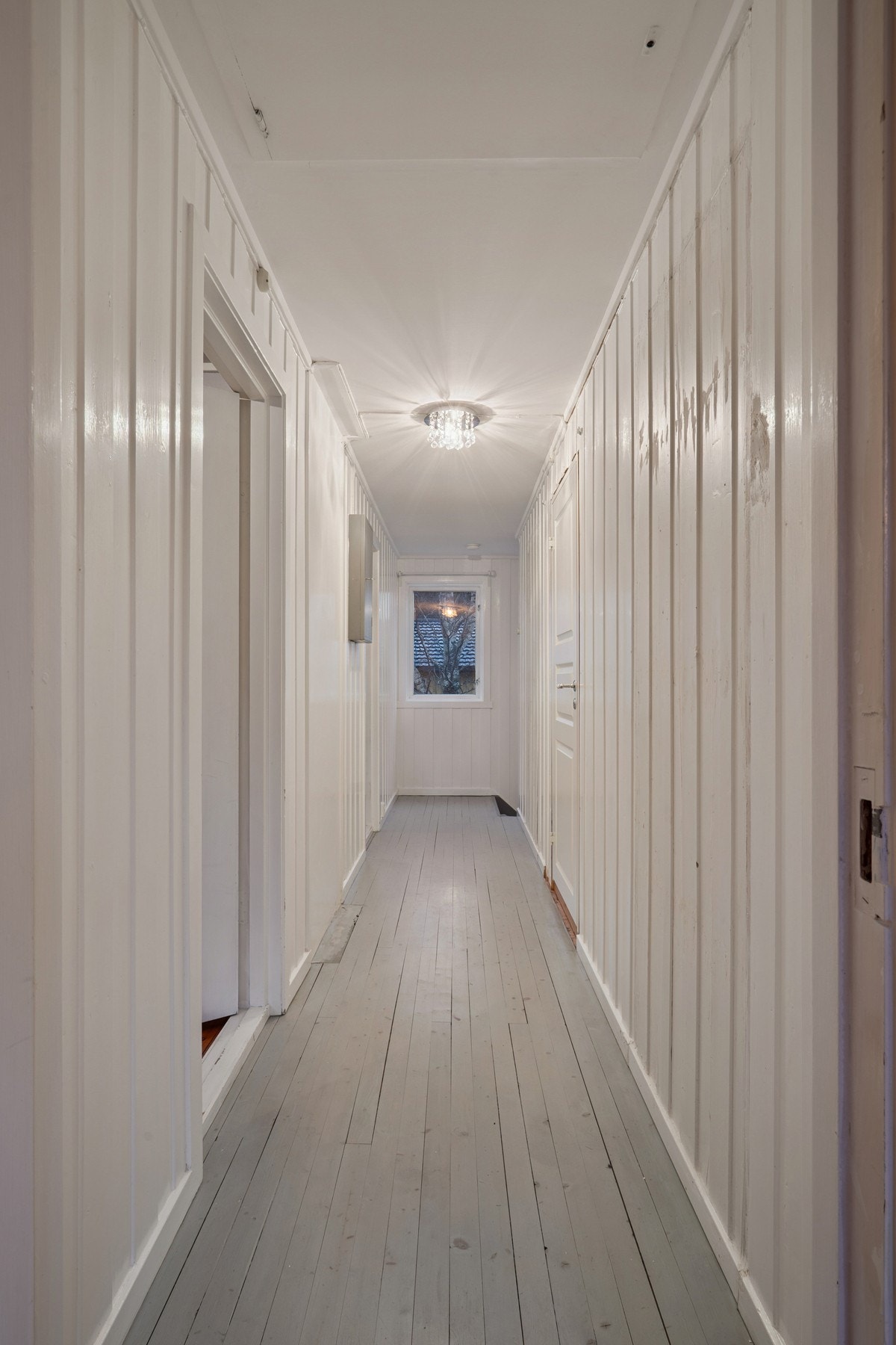 Boligens andre etasje inneholder tre soverom og et uinnredet rom Galleribilde