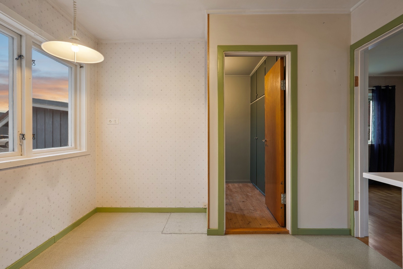 Fra kjøkkenet er det inngang til en bod Galleribilde