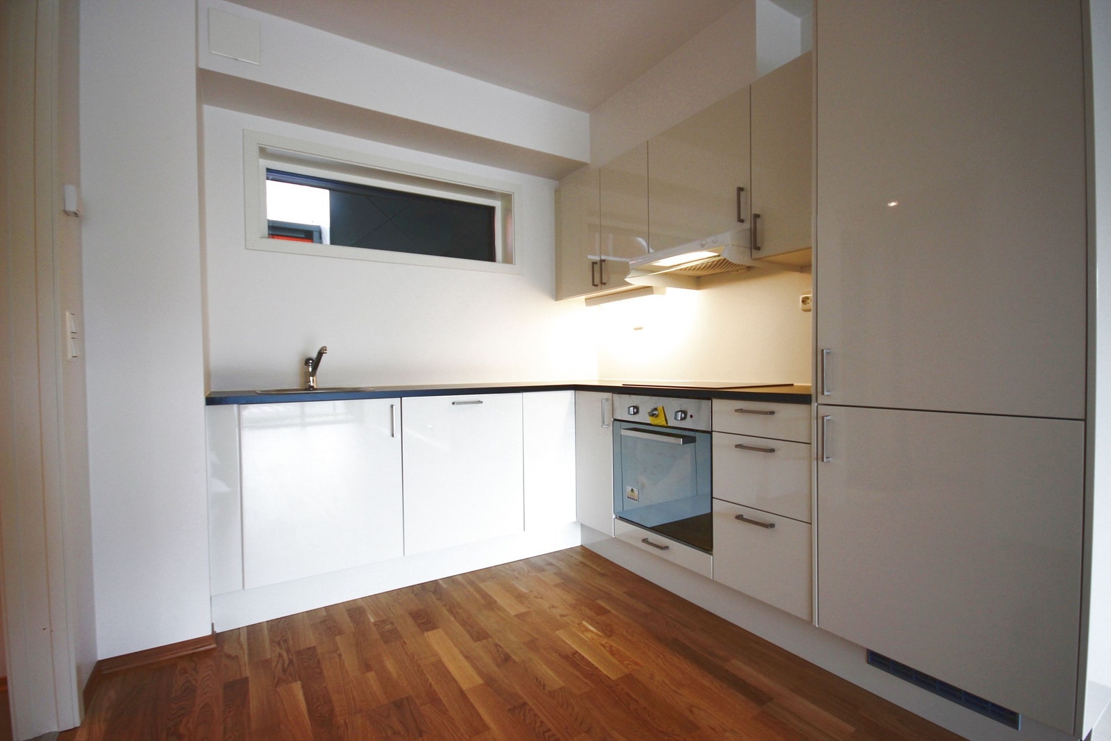 Kjøkken med hvitevarer inkludert. Galleribilde