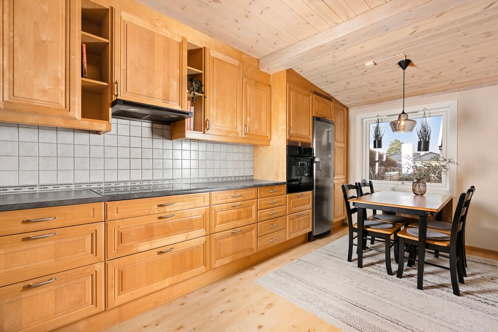 Kjøkken er påbygget og har god plass til spisebord Galleribilde