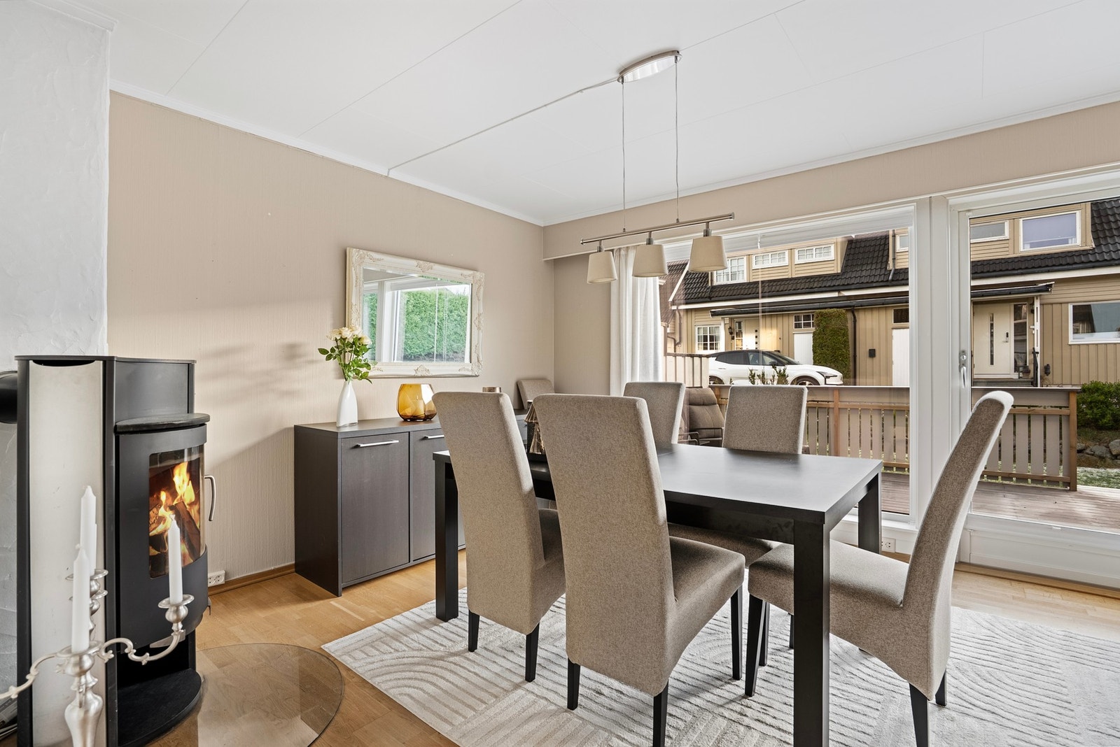 Stuen har vedovn og plass til spisestue Galleribilde