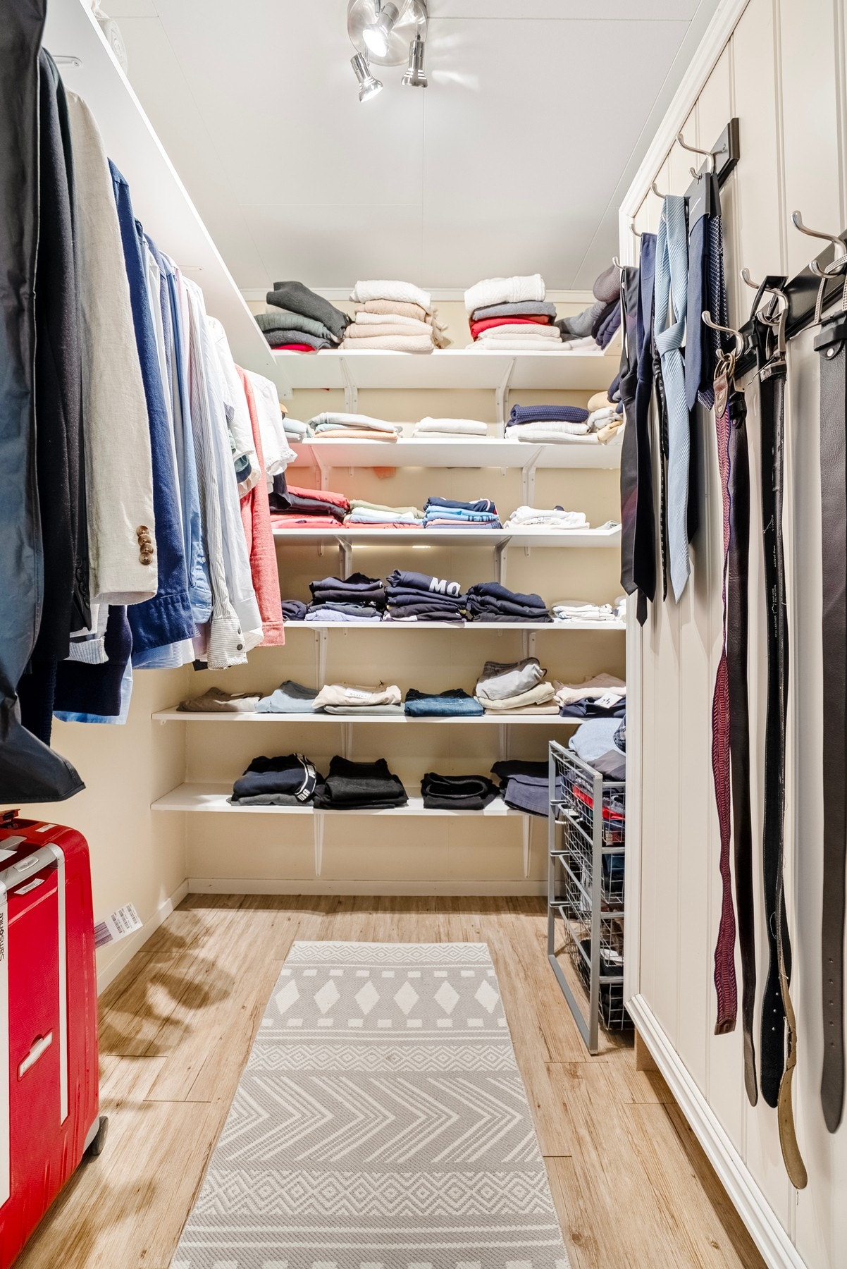 Romslig walk-in garderobe Galleribilde