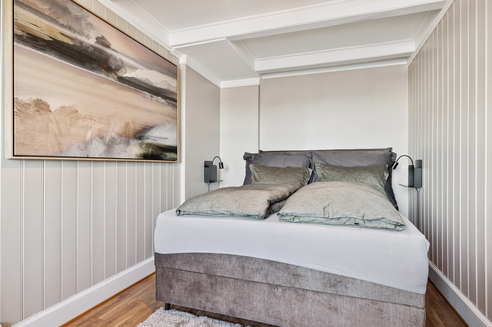 Soverom med dobbeltseng og plass til kontorpult. Galleribilde