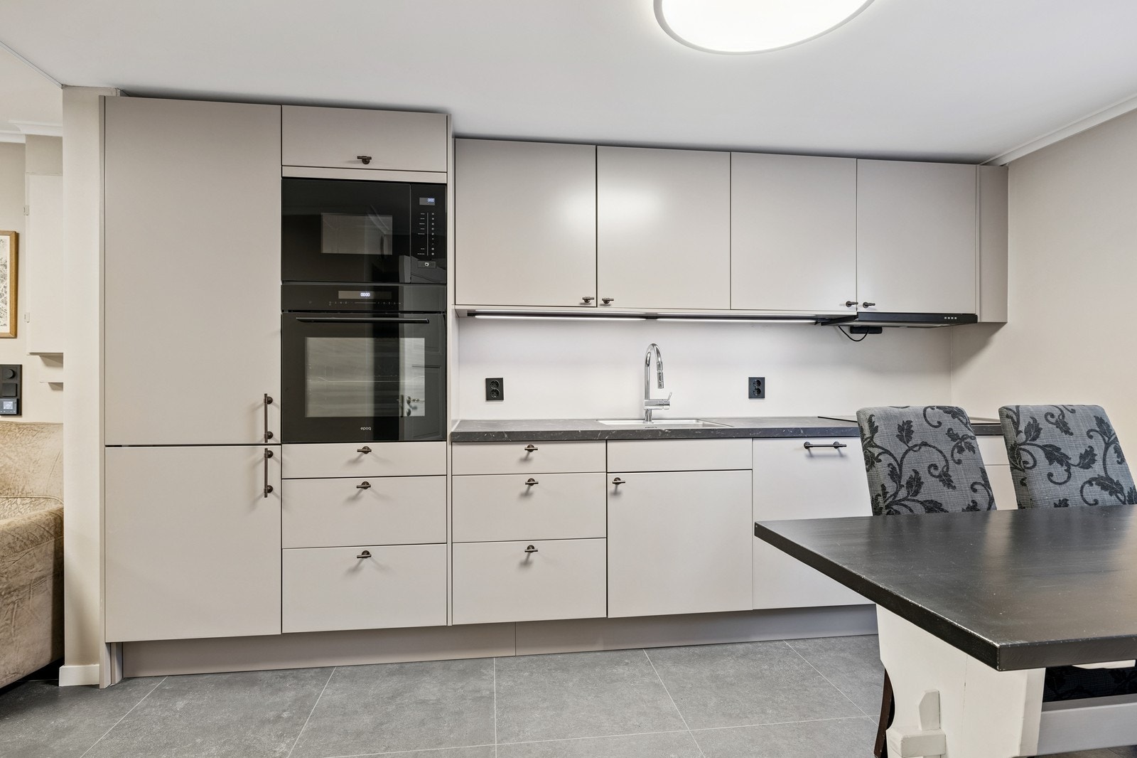 Eiendommen leies ut fullt møblert og inkluderer grunnpakke for internett. Galleribilde