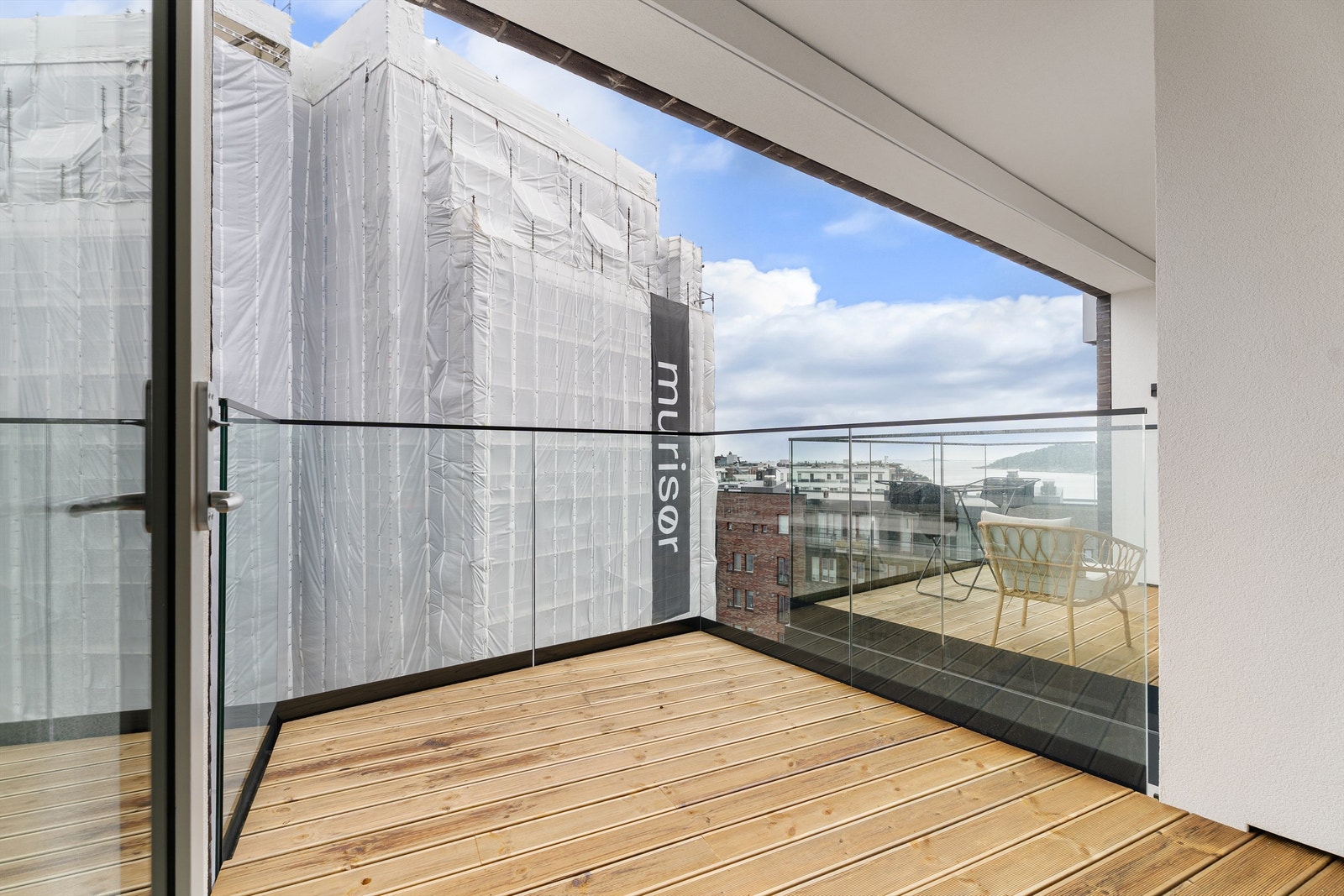 Flott utsikt mot horisonten og innseilingen fra denne balkongen. Galleribilde